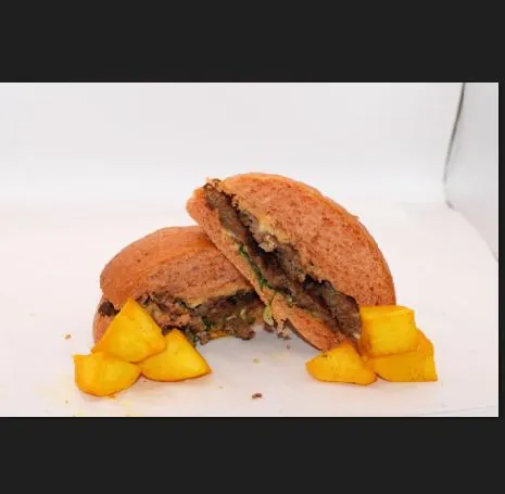 Beef sandwich with grilled potato cubes